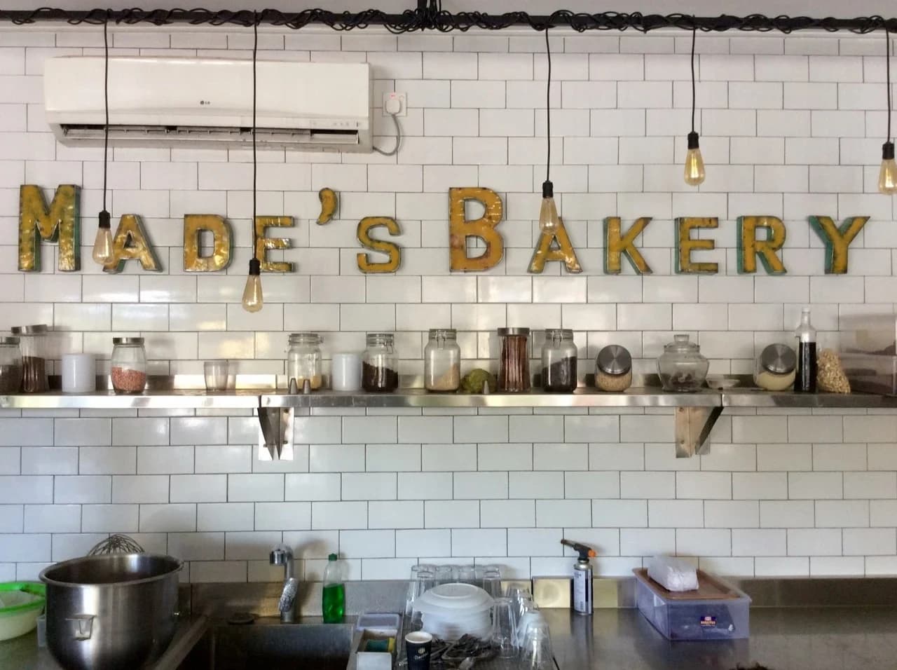 Made's Bakery Cafe